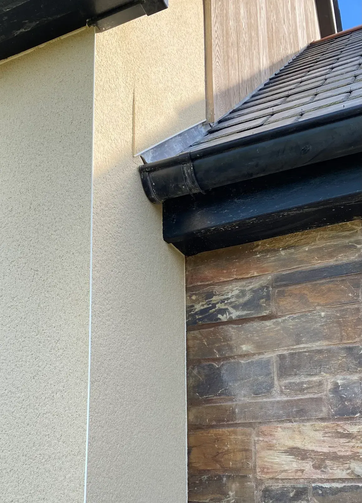 Close-up of scraped monocouche render texture at an external corner, by PureRend